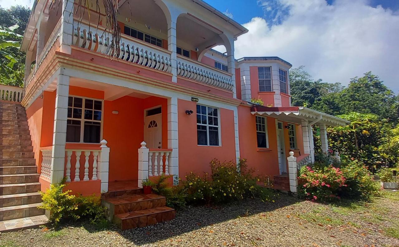 Cozy Vacation Retreat With Free Parking Lejlighed Roseau Eksteriør billede